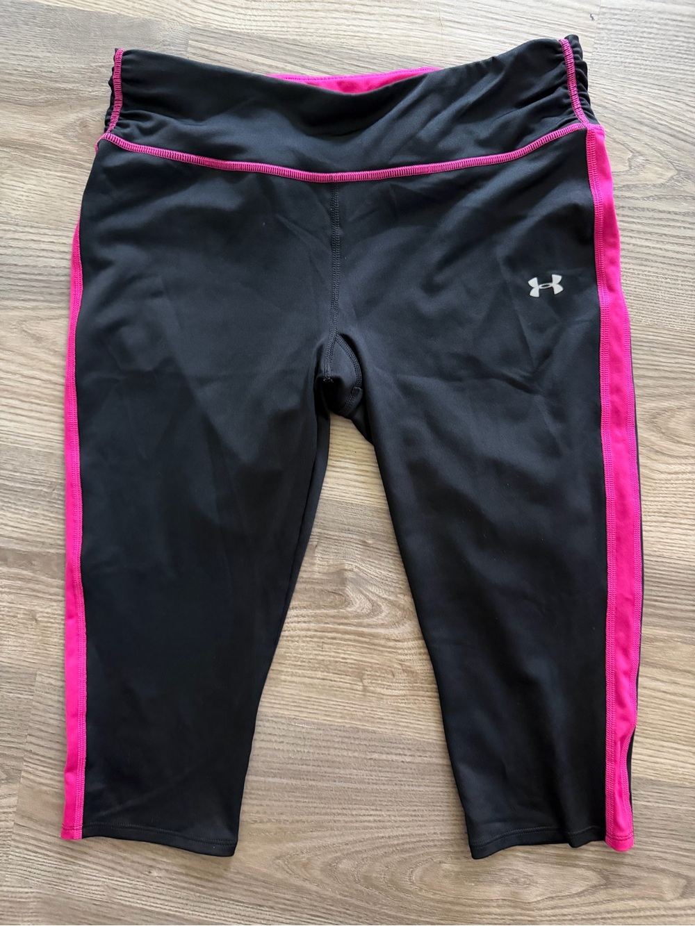 Under Armour Pink Black Athletic Capri Leggings Women’s Size Medium Fitted